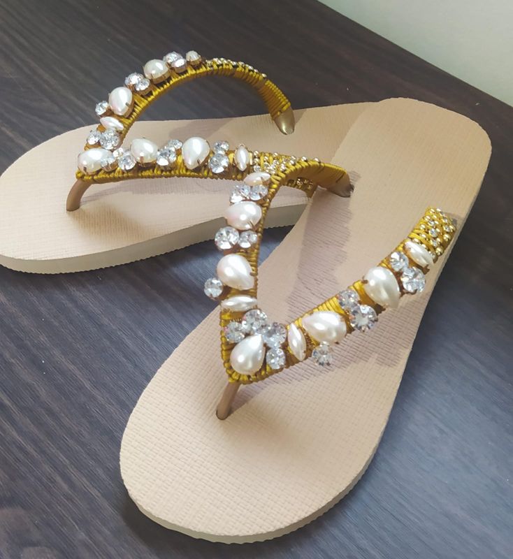 Chinelo Diva bege com tiras douradas bordadas com pérolas e cristais