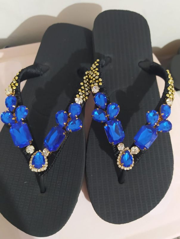 Chinelo Noiva azul royal com base preta, bordado à mão com pérolas e pedrarias