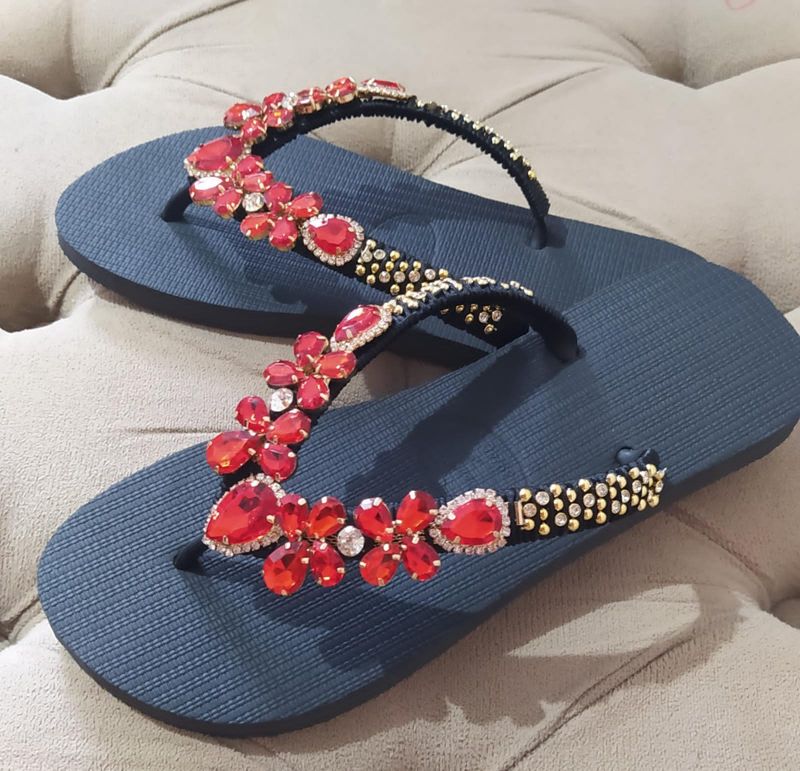 Chinelo bordado pronto com pedras vermelhas