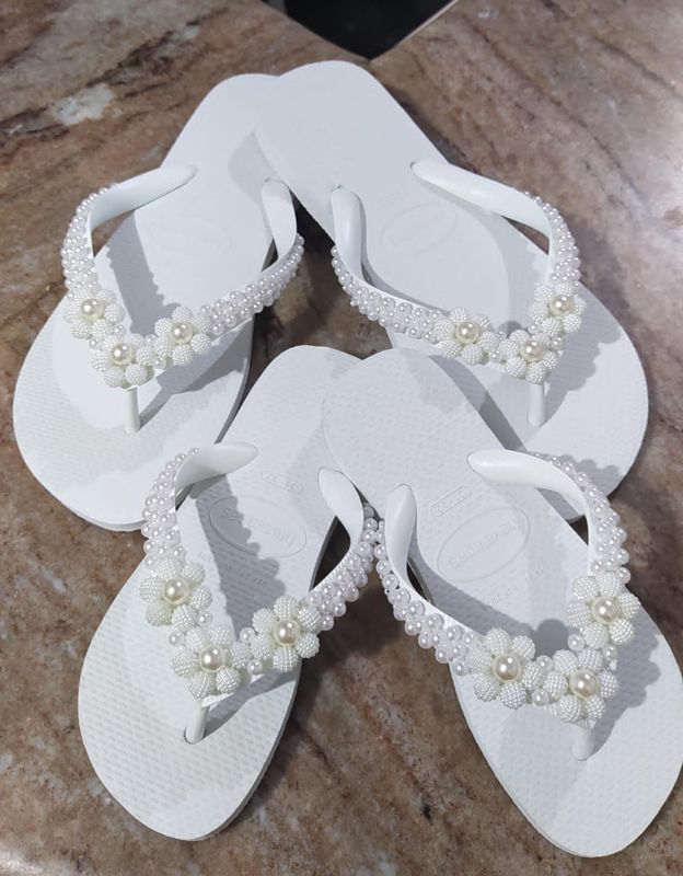Chinelos Primavera mãe e filha, com flores bordadas em tamanhos adulto e infantil