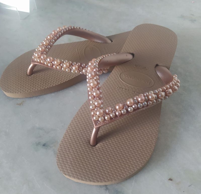 Detalhe do bordado com pérolas aplicadas à mão